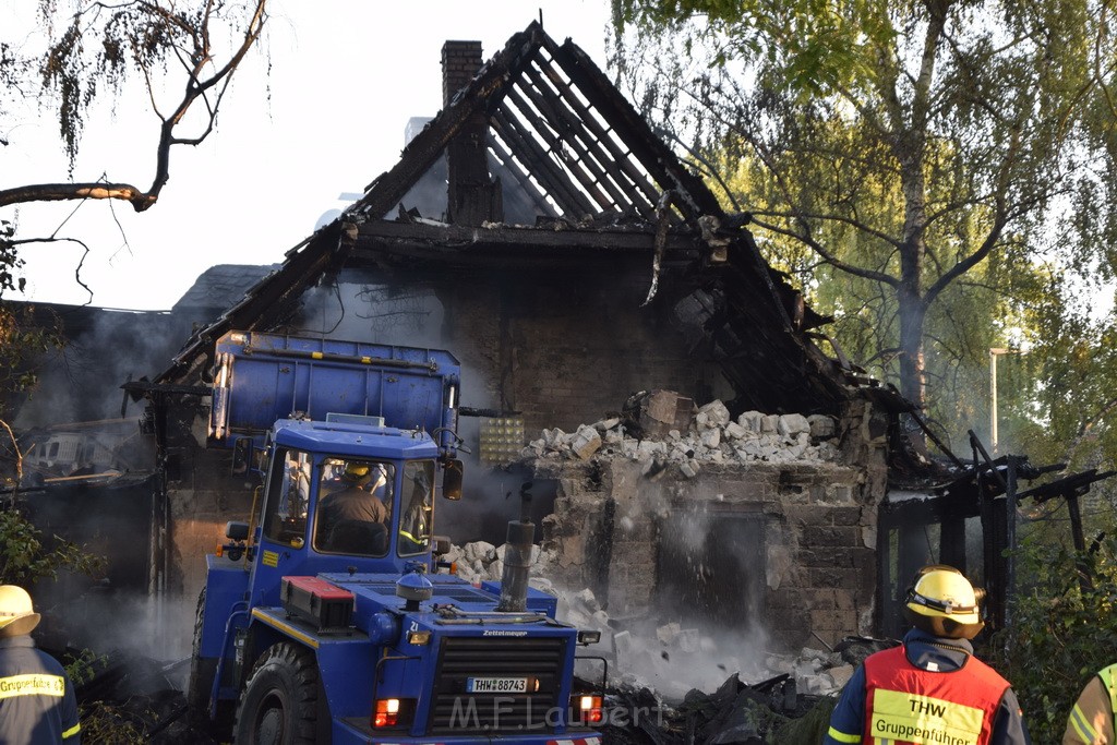 Grossfeuer Einfamilienhaus Siegburg Muehlengrabenstr P0981.JPG - Miklos Laubert